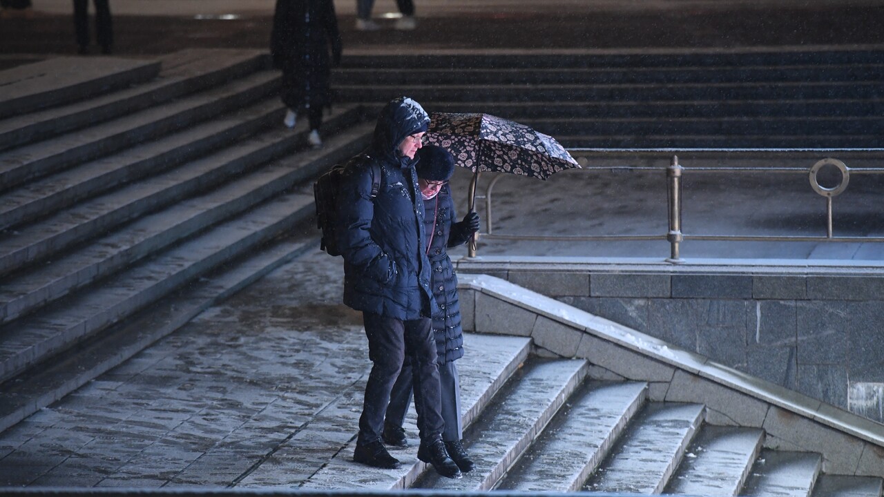 Атмосферное москва сегодня. Снегопад фильм. В ожидании снега. Москва в ноябре. Погодный эффект Snow.