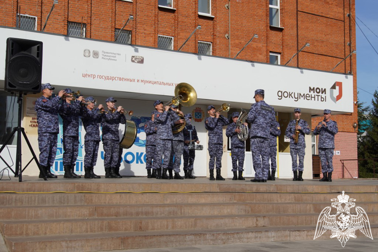 В Чебоксарах военный оркестр Росгвардии поздравил жителей города с Международным днем пожилых людей