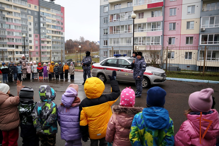 Юные жители Томской области познакомились с деятельностью Росгвардии 