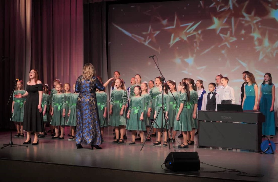 Коллектив Детской музыкальной школы №7 поздравили с 35-летием со дня образования