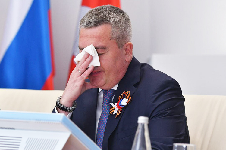 Глава не смог сдержать слез. Казалось, что он был готов к этому — при себе у него был белый платочек
