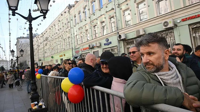 С пяти утра у посольства Молдовы в России образовалась очередь для голосования на выборах