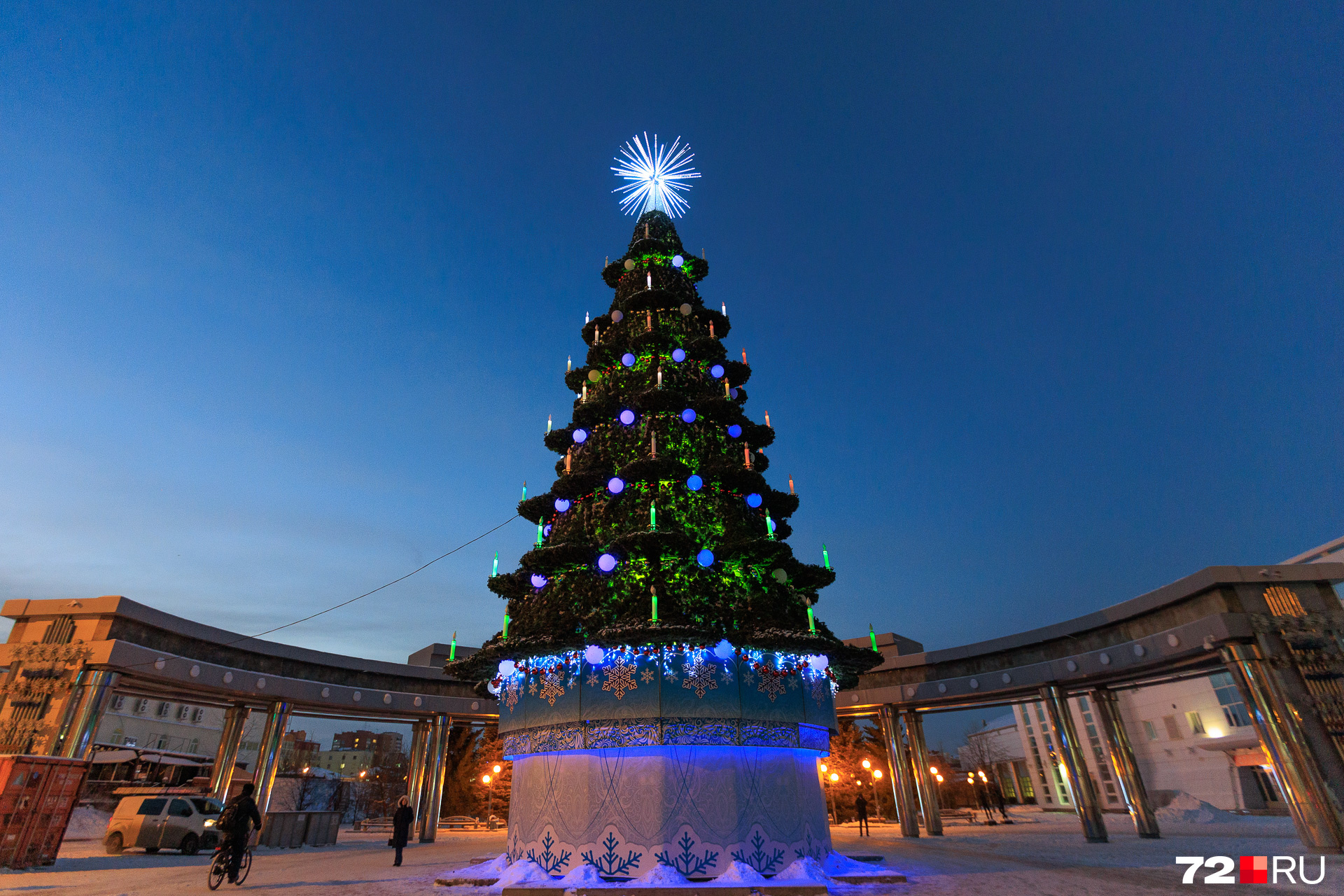 Новогодняя тюмень 2020. Елка в тюмени 2018. Апласт тюмень новогодняя. Цветной бульвар тюмень зимой 2022. Ледяной города тюмень 2020.