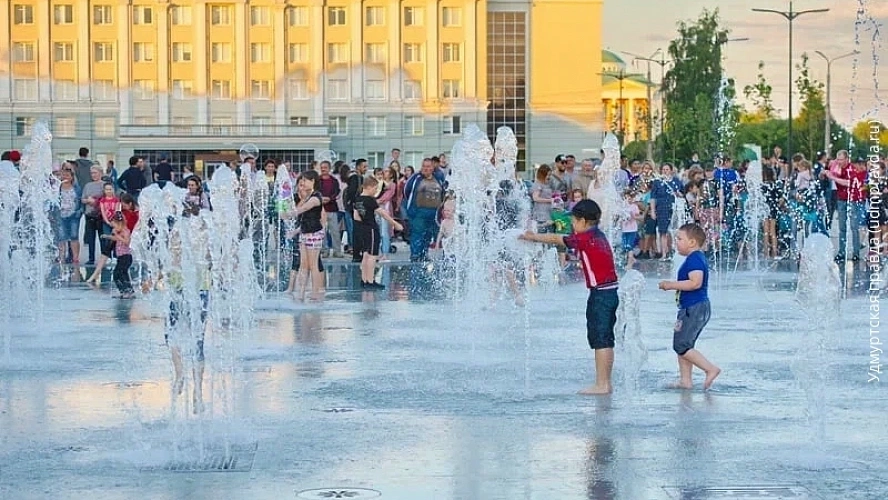 Ижевск сейчас. Фонтаны в Ижевске на центральной площади. Центральная площадь Ижевск 2021 лето. Центральная площадь Ижевск 2020. Фонтаны в Ижевске на центральной площади 2021.