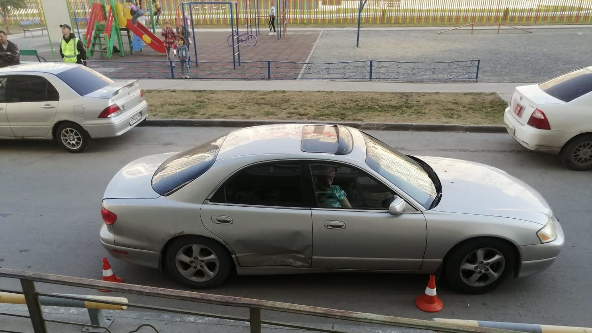 Мальчик попавший под машину. Машина во дворе. Автомобили 2022. Машина на маленьких колесах.