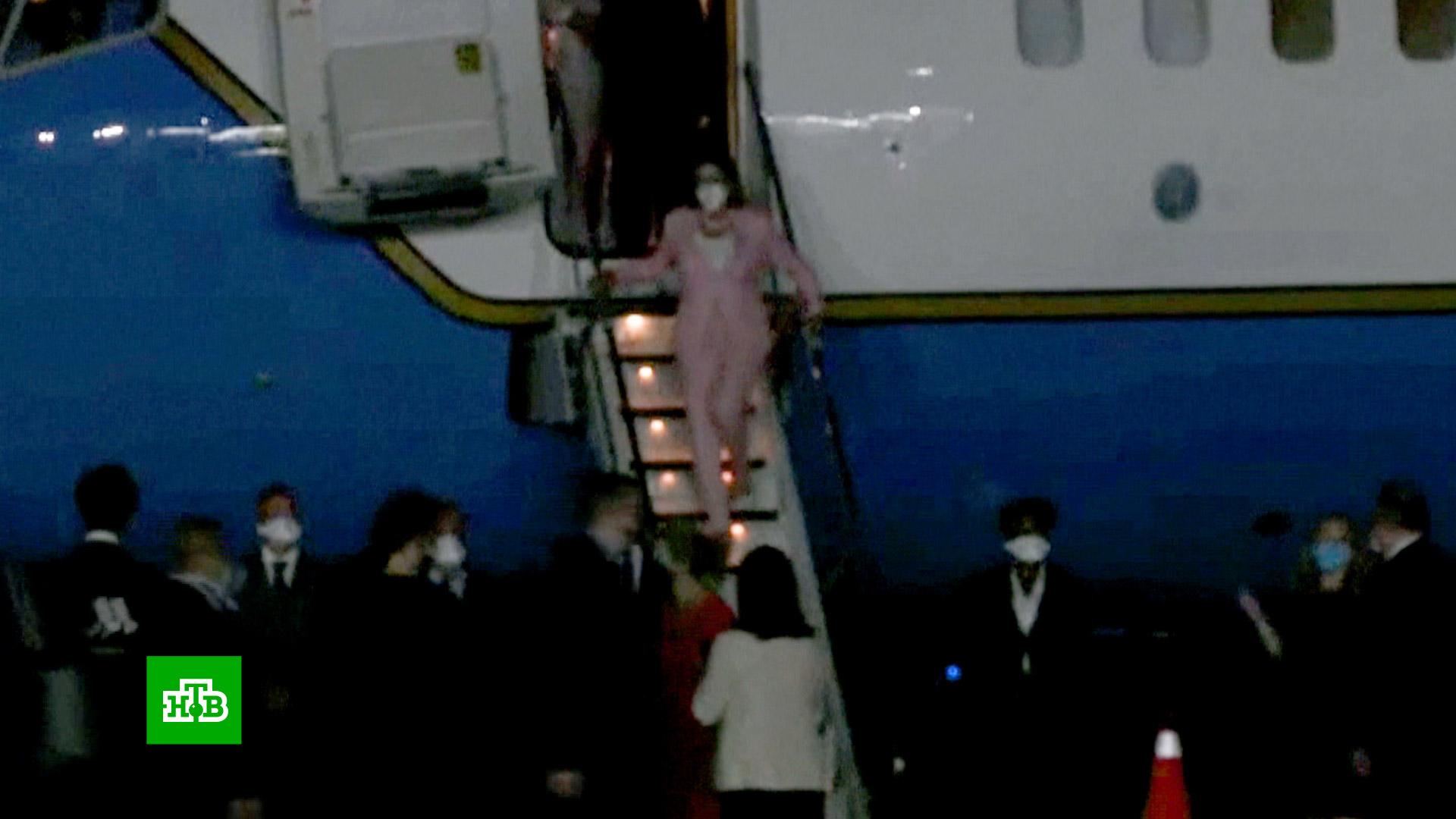 самолёты над тайванем. китайские самолеты. визит пелоси на тайвань 2022. прилет пелоси на тайвань. выходит из самолета.