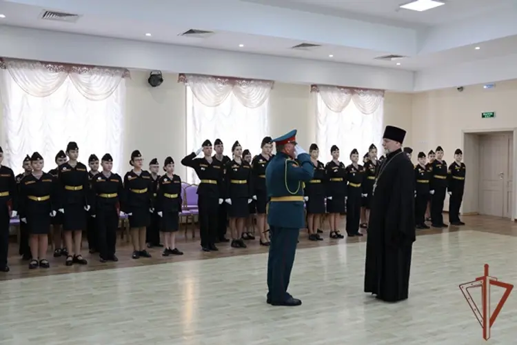 Заместитель командующего Приволжским округом Росгвардии принял участие в церемонии посвящения в кадеты воспитанников профильного класса ведомства