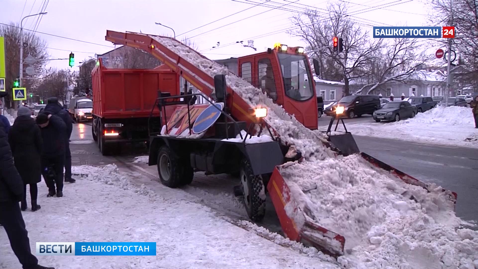 Подъем белой на сегодня в уфе. Уборка снега. Уборка улиц от снега. Снегопад. Уфа новости Чрезвычайные происшествия на сегодня Уфа.