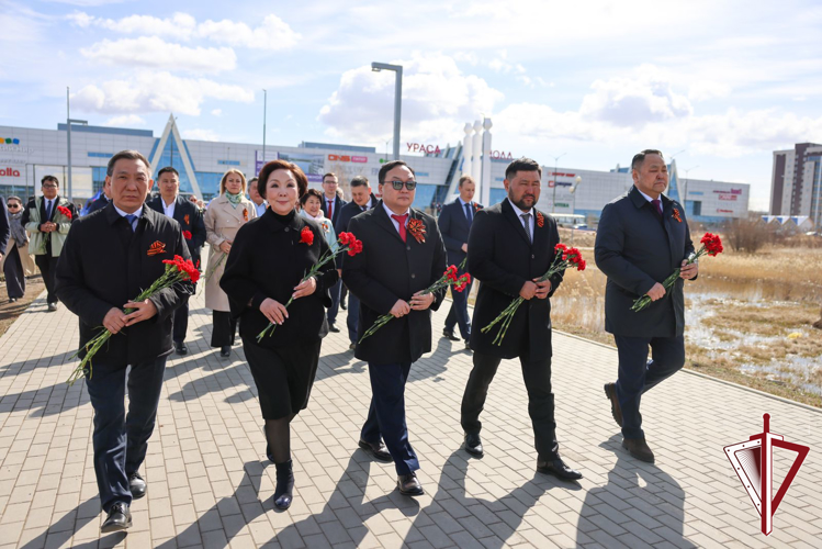 В память о воинах-якутянах возложили цветы в парке Победы в Якутске