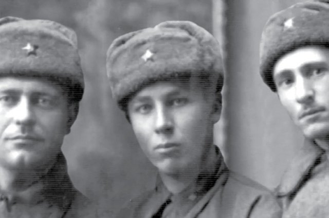 1942 год, Алагир (Северная Осетия). Лейтенант Владимир Полевой (в центре) с однополчанами 276-й стрелковой дивизии.