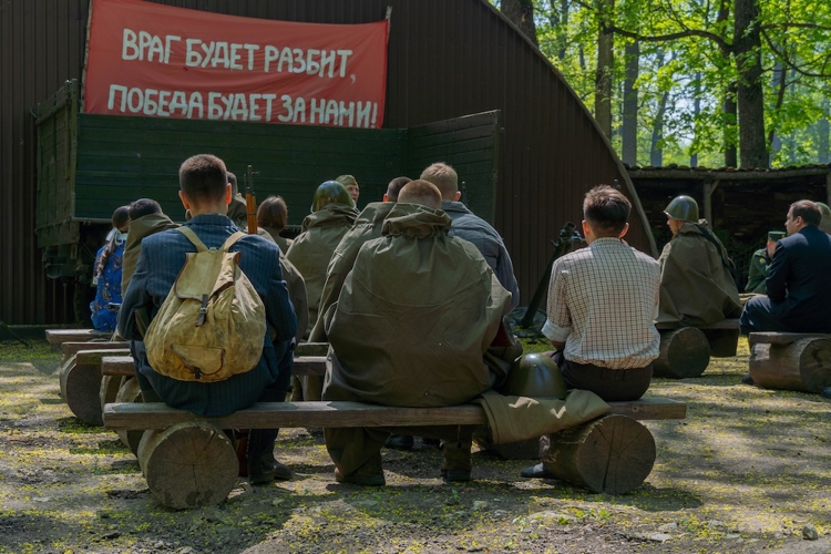 Представители Росгвардии возложили цветы к стеле ветеранам ПАИИ 