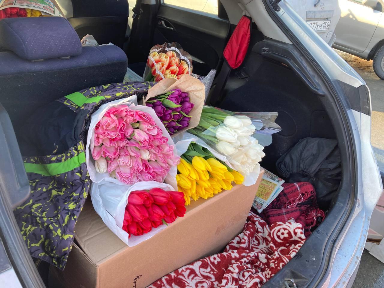 Сколько зарабатывают на тюльпанах. Тюльпаны в авто. Машина продающая цветы.
