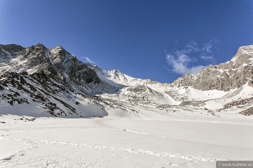 Общая панорама. Мы сидим и смотрим на вершину, на озеро и тропу, по которой мы сейчас тоже пойдём. И виден лагерь для отчаянных: отсюда штурмовать ближе, но ночевать - гораздо холоднее!