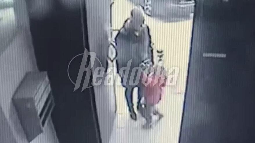 Мама выкинула гомункула. Женщина выпала из окна с ребенком. Мать выбросила ребенка из окна