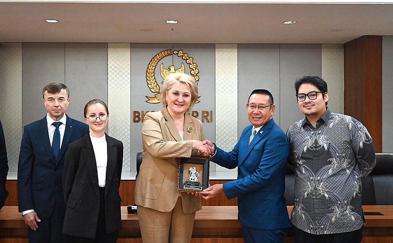 Сенаторы провели переговоры с Равиндрой Аирлангой и председателем Группы дружбы Совета народных представителей Республики Индонезии с нижней палатой российского парламента Вихади Виджаянто