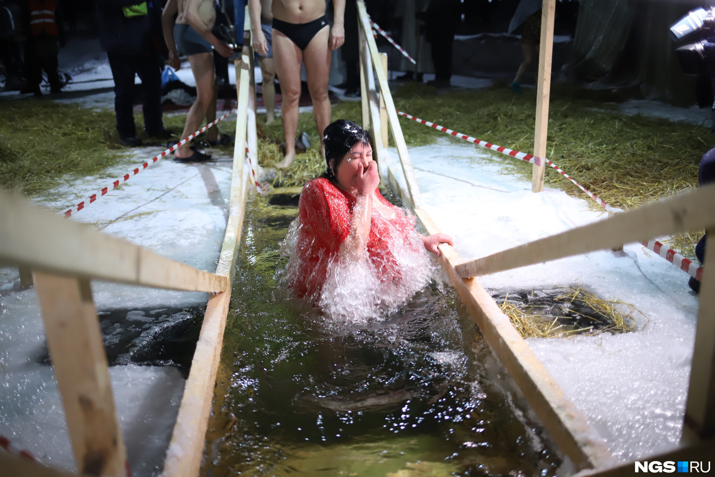 Купание в проруби на крещение. Крестины в церкви. Крещение фотосессия. Покрестить в новосибирске. Фото крещение новосибирск 2023.