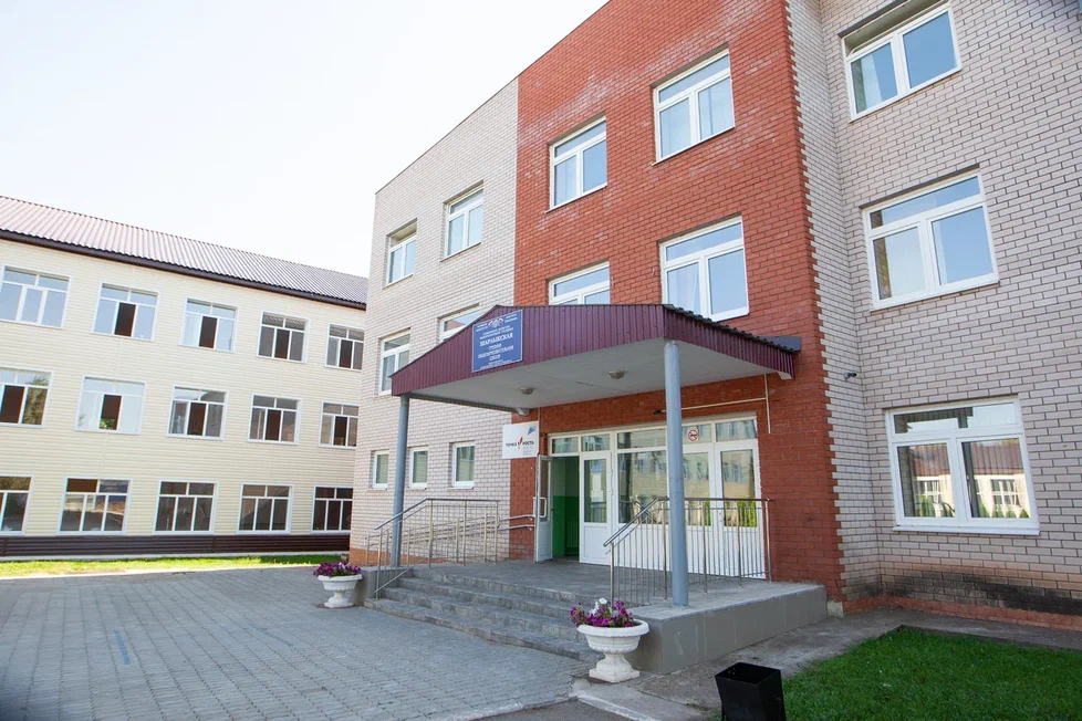 Оренбург шарлык школа 2. Школа 2 шарлык. Оренбург шарлык школа 2. Шарлык школа 1. Аллея героев шарлык.