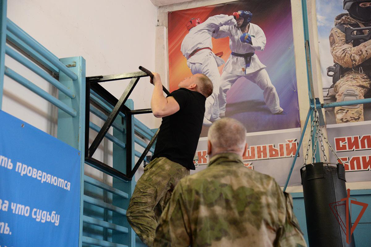 Сотрудники Управления Росгвардии по Свердловской области прошли испытания на право ношения серебряного знака отличия полицейского спецназа