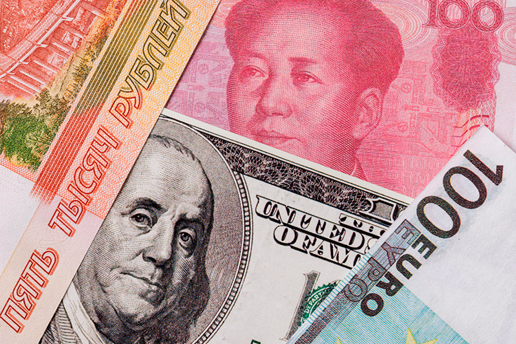 «Доллар испытывает спад, ослабление. Люди уходят от него, и им нужно что-то взамен. Они вкладываются в золото, «крипту», евро и юань»