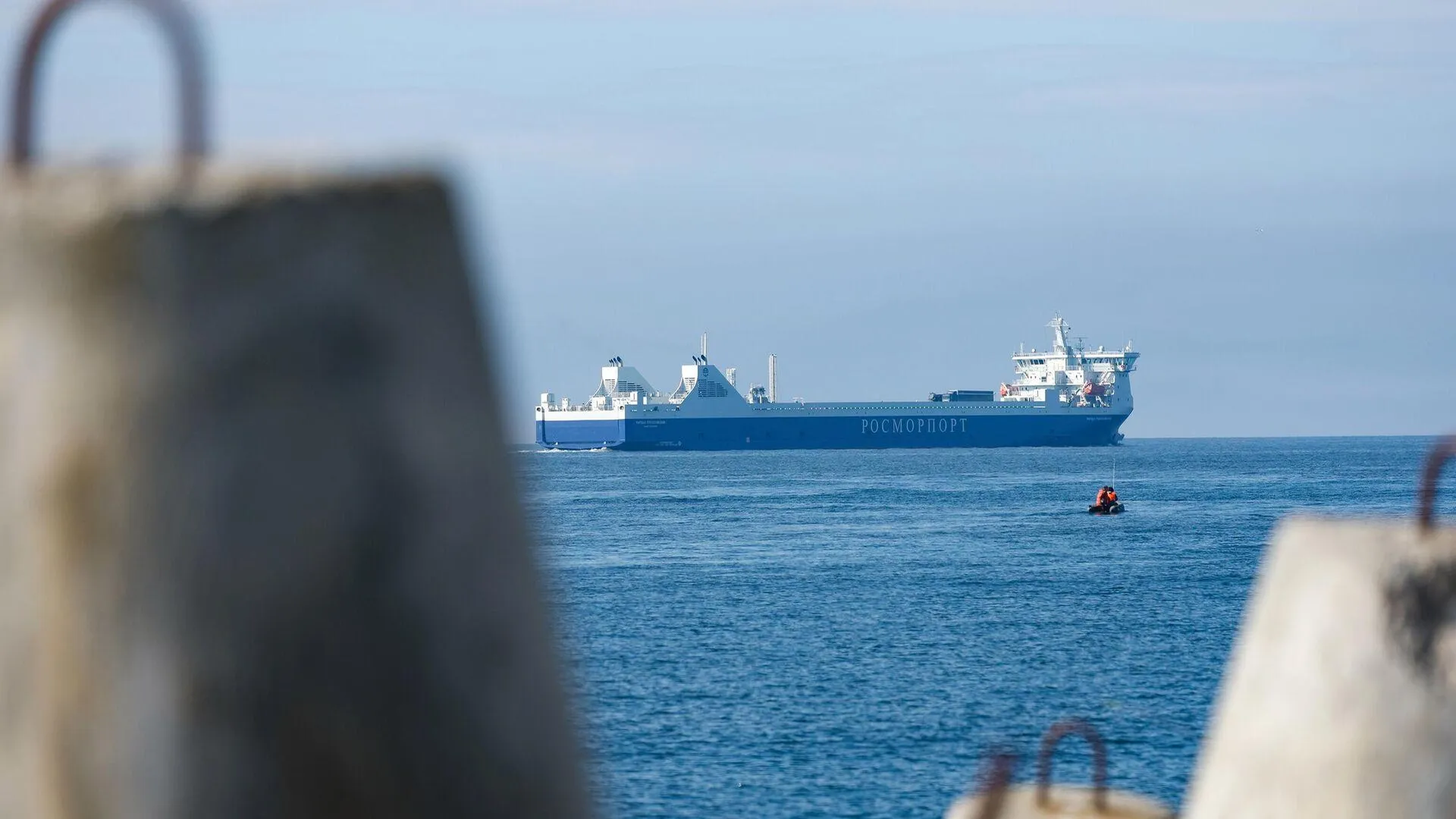 Паром в литве. Паром в балтийском море. Паром в балтийском море. Лайнер на балтийском море. Балтийск росморпорт паром.