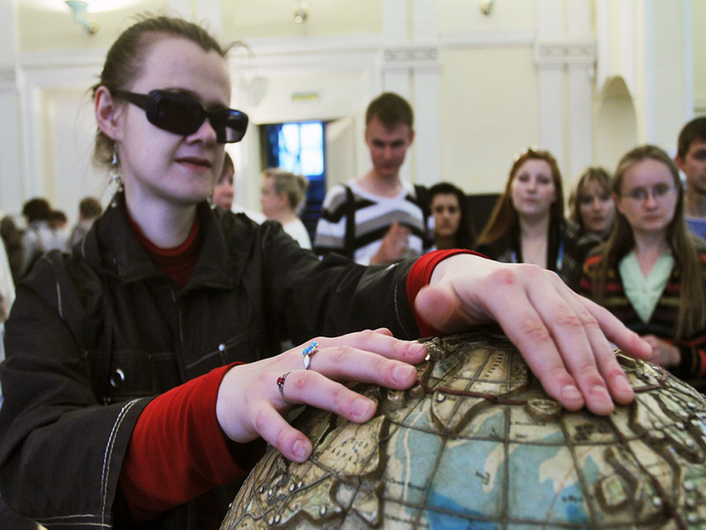 Проблемы слабовидящих. Проблемы слабовидящих. Слепые люди. Проблемы слабовидящих. Слепые читают.