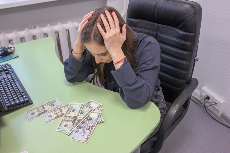 Девушка с деньгами