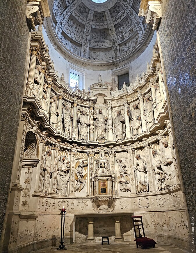 Часовня Святого Причастия. 1566. Скульптор - Жуан де Руан. Алтарь разделён на две части, с фигурами, выступающими из ниш... 