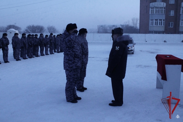 Лучшей группе задержания вневедомственной охраны Росгвардии в Улан-Удэ вручили новый автомобиль