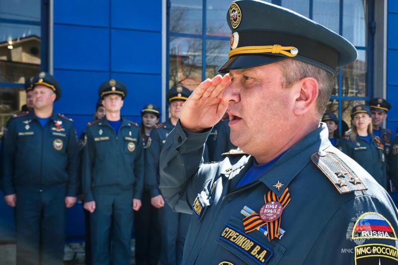 Знамя Победы подняли в МЧС России по Севастополю