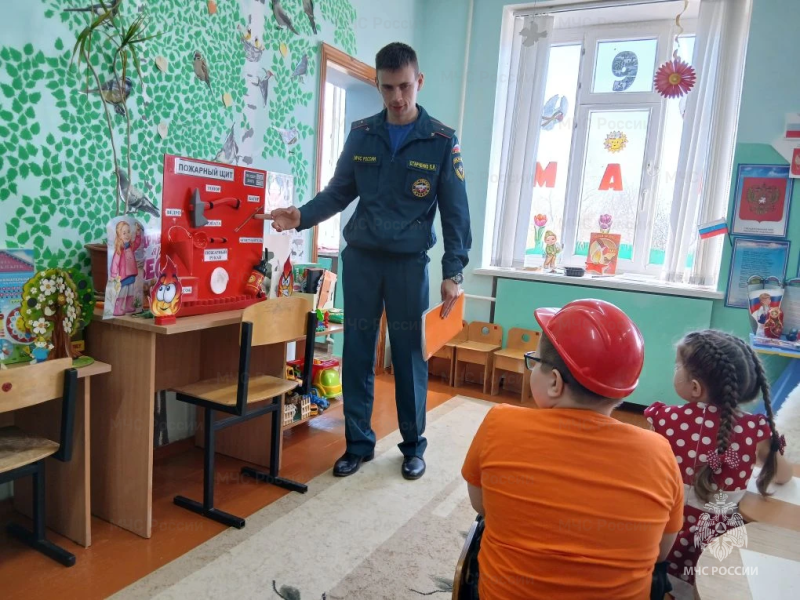 «Огонь – не игрушка»: сотрудники МЧС России учат детей безопасности