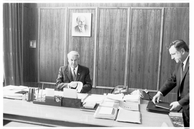 Ельцин в своем кабинете