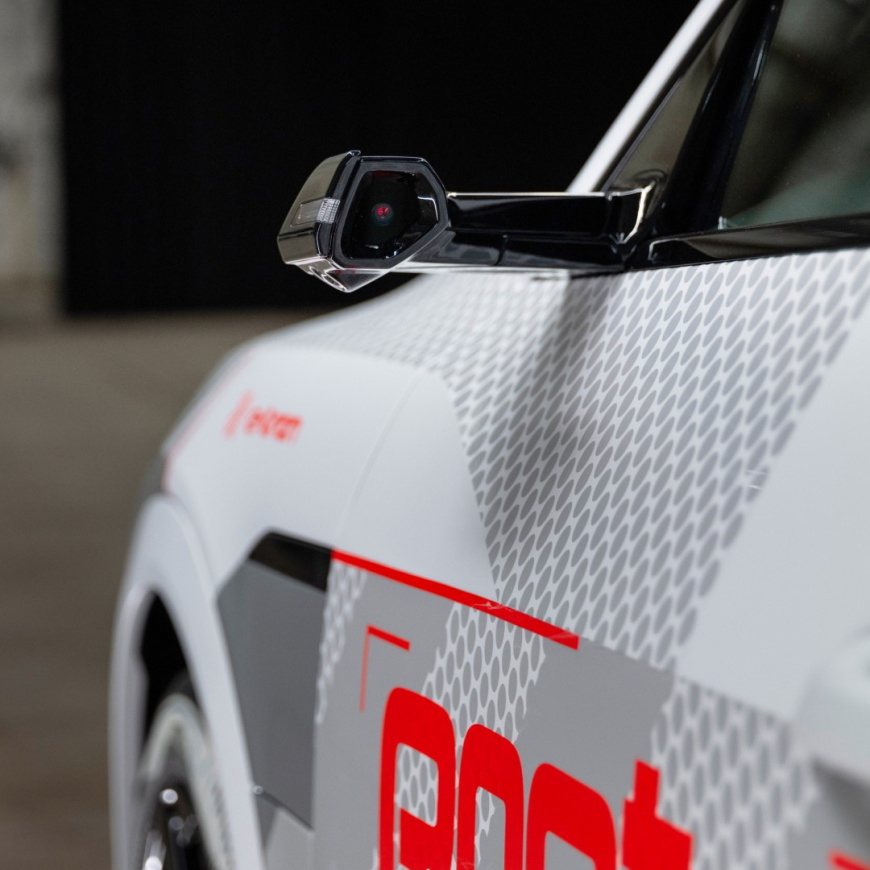 Audi-E-Tron-Teaser-2.jpg
