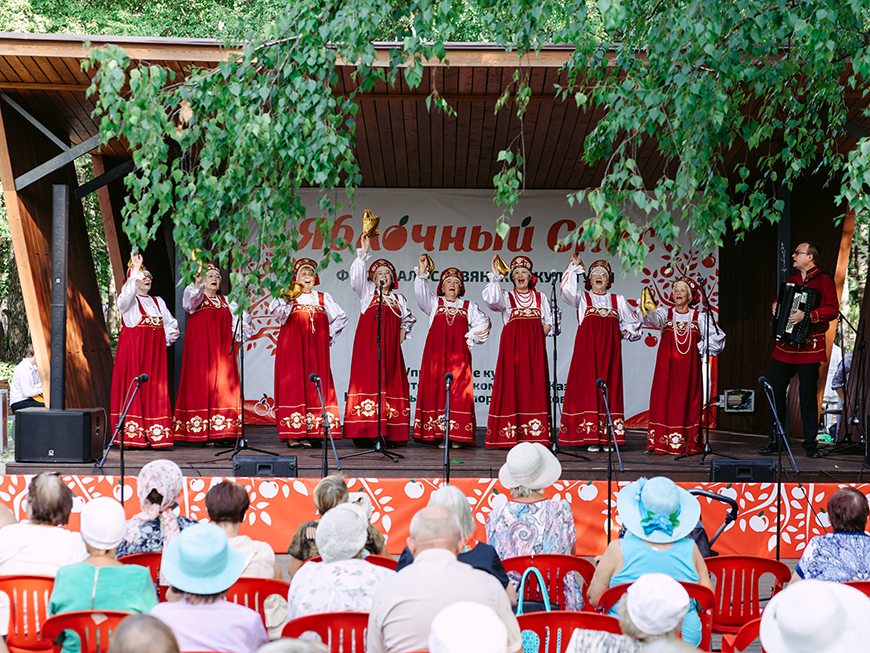 Яблочный спас в церкви