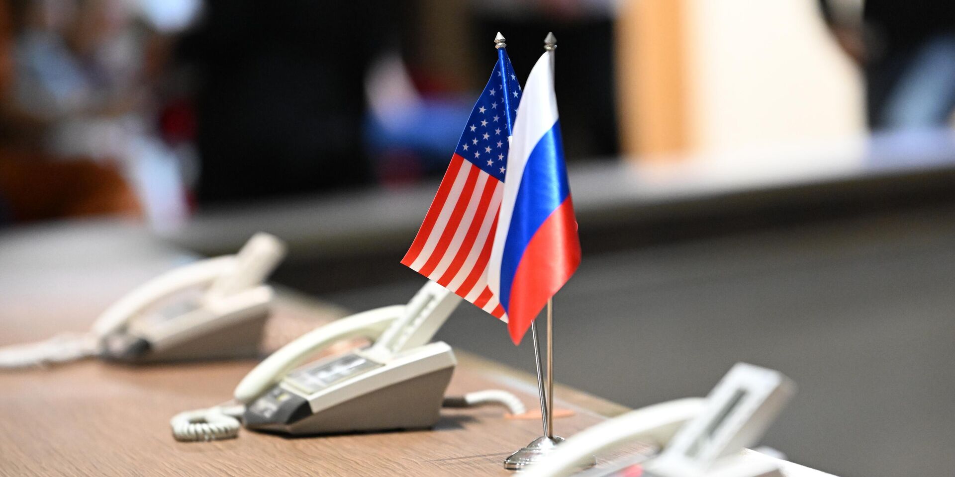 Флаги России и США на столе Центра управления полетами (ЦУП) в Королёве во время трансляции посадки транспортного пилотируемого корабля Союз МС-23. Экипаж корабля: космонавты Роскосмоса Сергей Прокопьев и Дмитрий Петелин, а также астронавт NASA Франциско Рубио. - ИноСМИ, 1920, 26.10.2025