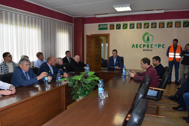 Константин Зайцев на встрече с представителями «Лесресурса». Фото ФРП