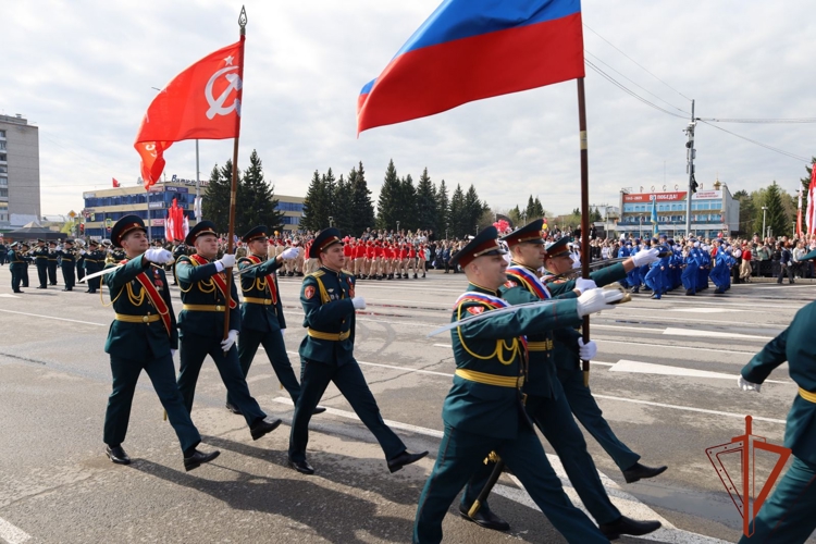Командир Северского соединения Росгвардии принял праздничный парад в честь юбилея Великой Победы (видео)