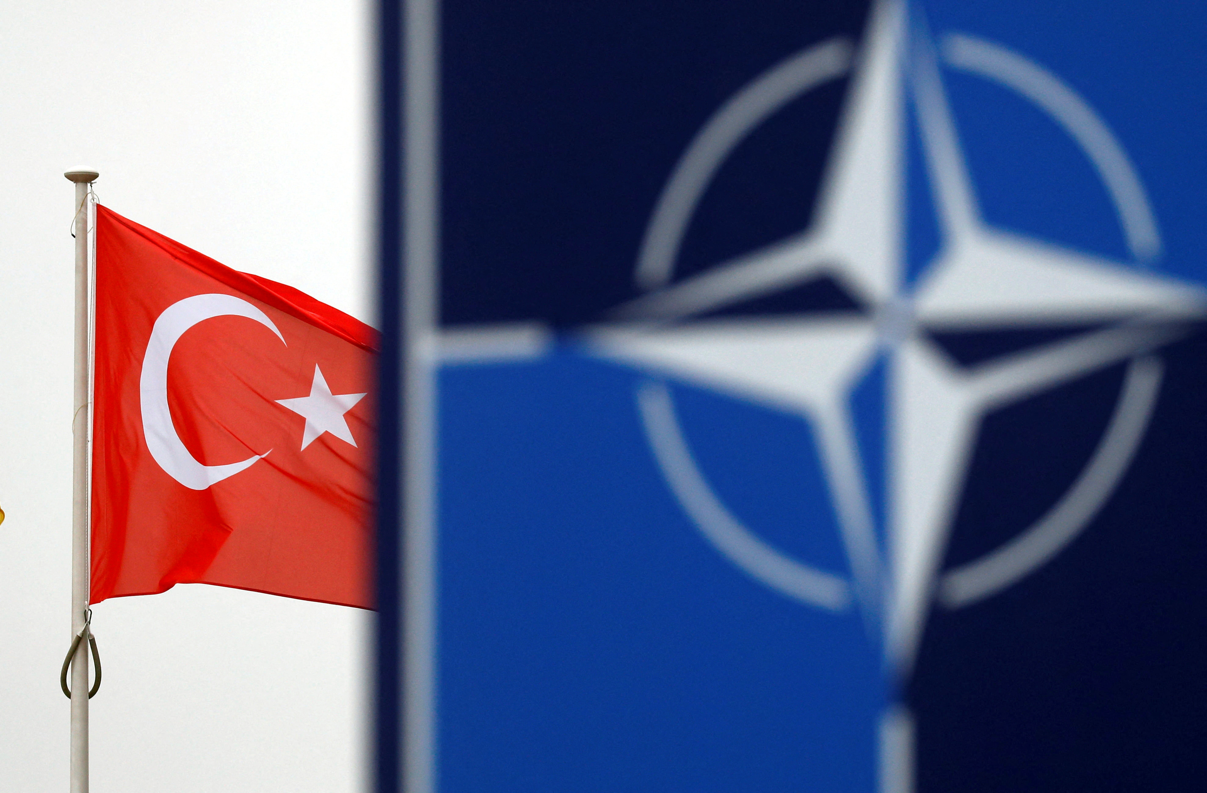 Почему вышли из нато. Турция НАТО флаги. Турецкий флаг НАТО. Турция Страна НАТО. Турция Россия НАТО.