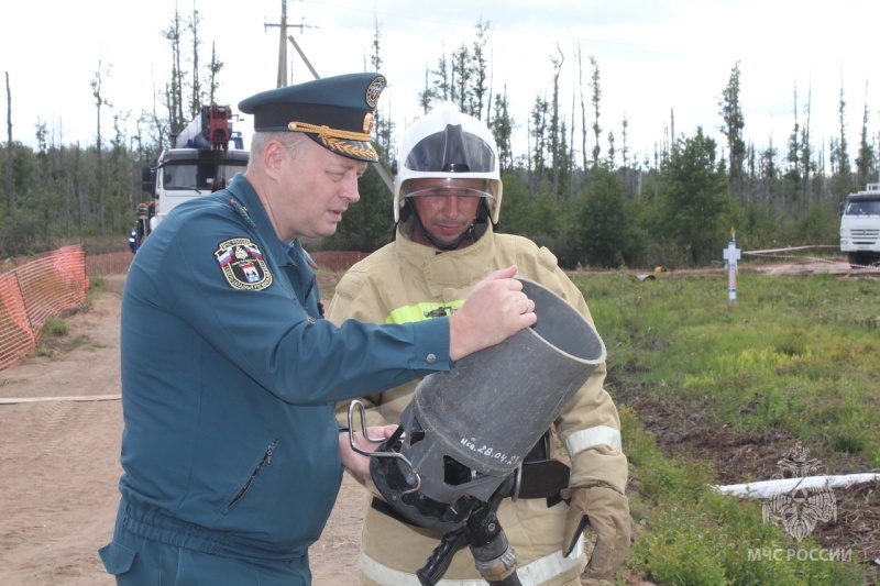 Начальник Главного управления МЧС России по Новгородской области Сергей Козырев оценил ход учений в Шимском районе