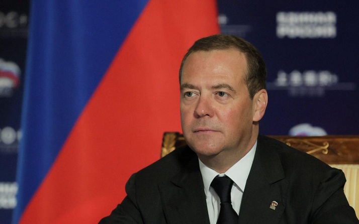 Медведев: у Польши два пути - быть нищим вассалом Германии или партнером РФ