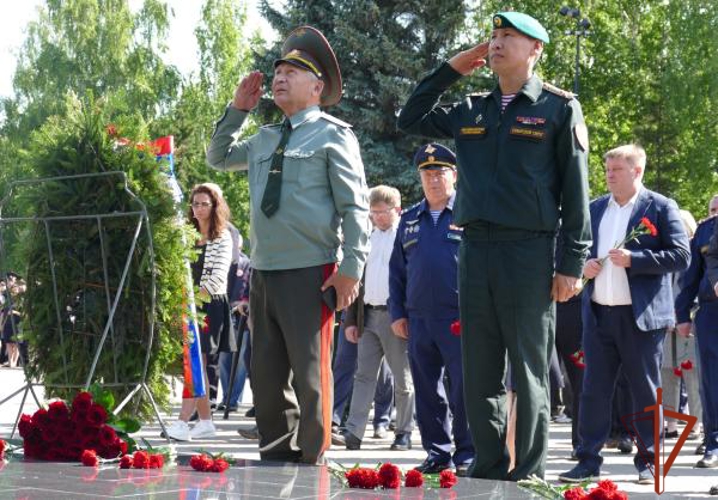 Росгвардейцы приняли участие в торжественной церемонии возложения цветов к памятным монументам в Омске