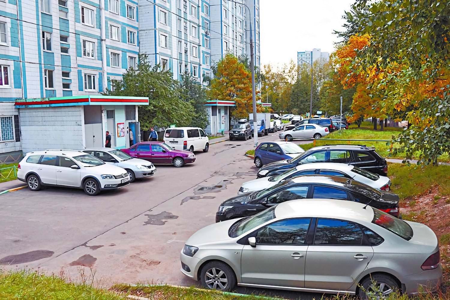 Машины на автостоянке