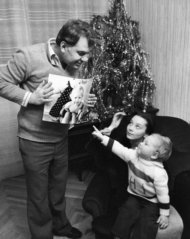 Актриса Галина Беляева и кинорежиссер Эмиль Лотяну вместе с сыном, 1982 год