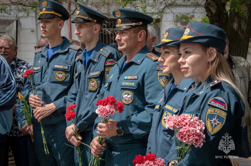 В Севастополе сотрудники МЧС России почтили память героев-ликвидаторов последствий чернобыльской катастрофы