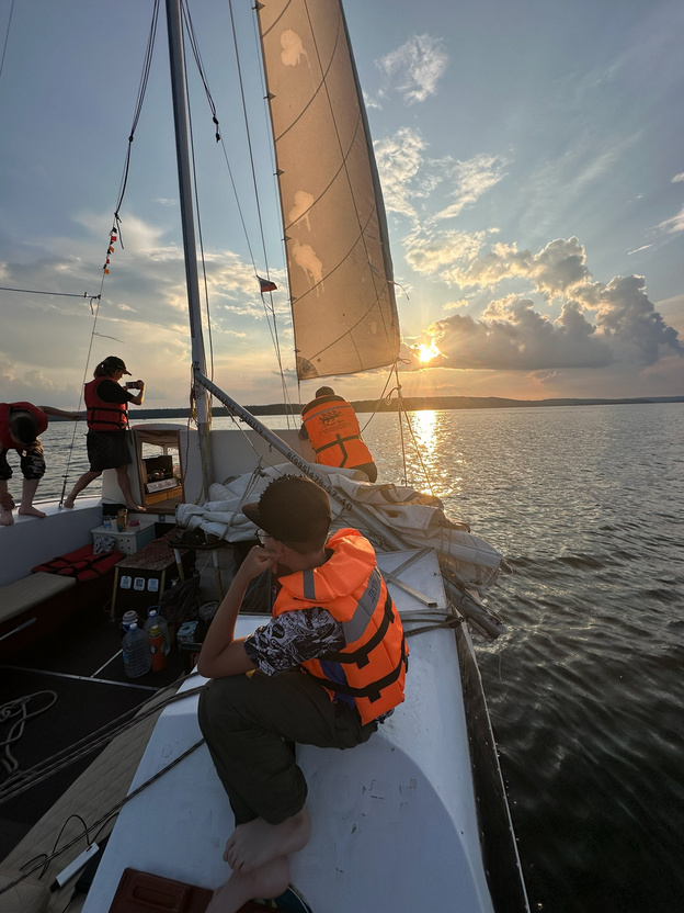 «Чтобы ребята научились дружить». Интервью с основателем детского ремесленного центра «Артель» Львом Бакштаевым