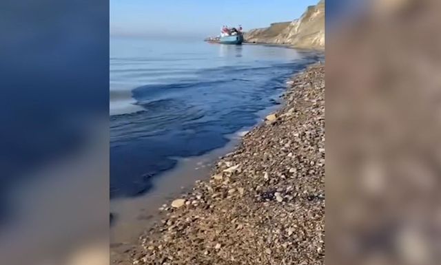 Появилось видео нового выброса мазута с кормы танкера «Волгонефть-239»