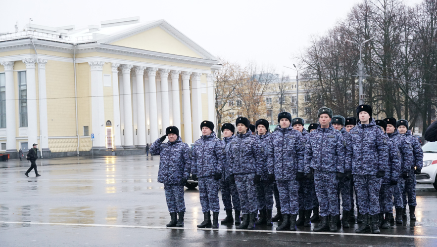 В Кирове росгвардейцы приняли участие в торжественном строевом смотре сил правопорядка