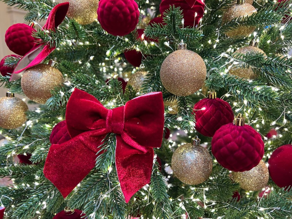 Насморк, кашель и сыпь: как еще искусственная елка может повлиять на здоровье