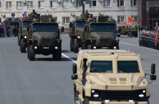 Алексей Текслер принял участие в торжественном построении, посвященном 80-й годовщине Победы в Великой Отечественной войне