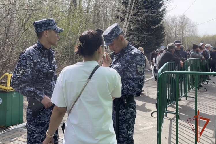 В Туве росгвардейцы вернули потерявшихся детей родителям во время праздничных мероприятий