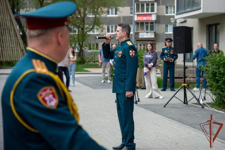 Акцию «Парад у дома ветерана» провели росгвардейцы в Свердловской области (Видео)